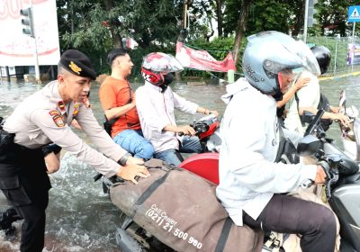 Polisi Turun ke Jalan Bantu Pengendara Terjebak Banjir di Kebon Jeruk