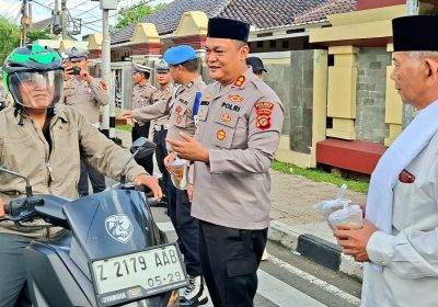 Polres Ciamis Bersama Forkopimda Bagi-bagi Takjil ke Pengguna Jalan