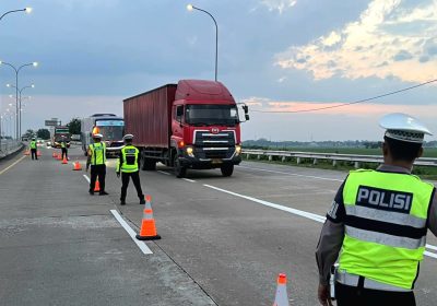 Penyekatan Kendaraan Sumbu Tiga di Exit Tol Gandulan Pemalang