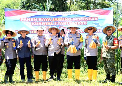 Kapolres Bekasi Kota Pimpin Panen Raya Jagung di Jatiasih