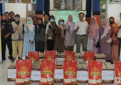 Direktur Bantu Salurkan Paket Bantuan Kemanusiaan untuk Pasien Kurang Mampu di RSUD dr R Soedjono Selong