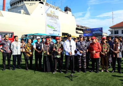 Bersama Menko Polkam, Baznas RI dan TNI AL Berangkatkan 1.448 Pemudik Naik Kapal Perang