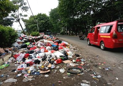Pemandangan Kumuh Sampah Saat Idulfitri 1447H di Jakarta Timur Bau Busuk Ganggu Warga yang lewat Situ
