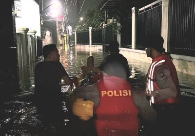 Dit Samapta Polda Metro Evakuasi Warga Terdampak Banjir di Ciracas
