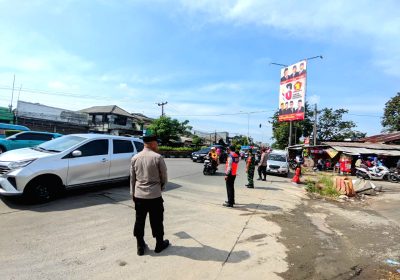 Berikan Pelayanan Optimal, Polisi dan TNI Bantu Atur Lalin di Cikarang