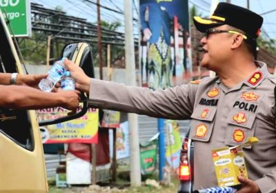 Kapolres Ciamis Turun Langsung Bagikan Camilan dan Air Mineral Ke Pemudik