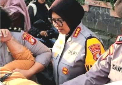 Warga Kecelakaan Kapolres Metro Bekasi Kombes Pol Sumarni Sigap Evakuasi Korban ke RSUD