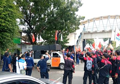 Pengadilan Negeri Jaktim Digeruduk Ratusan Buruh