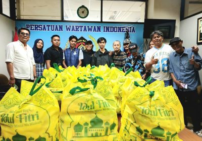 Pokja PWI Wali Kota Jaksel Berbagi Bingkisan Lebaran ke Anggotanya