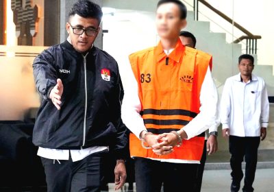 KPK Tahan Ajudan Gubernur Riau Pengumpul Uang Hasil Pemerasan