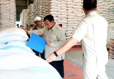 Presiden Prabowo Tinjau Gudang Bulog Danurejo Memastikan Beras Kondisi Aman