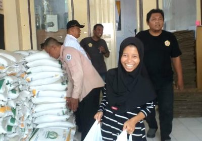 Kelurahan Ciamis Menyalurkan 796 KPM Terima Beras dan Minyak