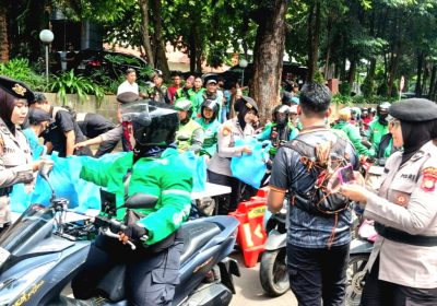 Polda Metro Bagikan 500 Paket Sembako Gratis di Jumat Peduli
