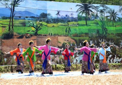 60 Seniman Bentangkan Lukisan Raksasa di Jelekong, “Ngabaladahan” Guncang Dunia Seni dan Gaungkan Jelekongism
