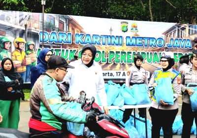 Jumat Peduli, Dirres PPA dan PPO PMJ Bagikan Sembako untuk Ojol Perempuan