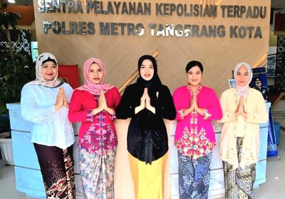 Berbalut Kebaya Polwan Polda Metro  Layani Kebutuhan Masyarakat