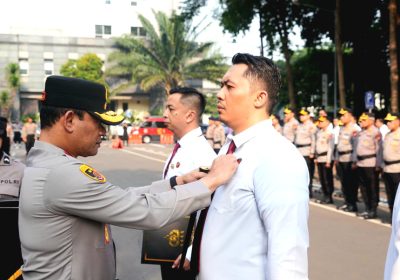 Kapolda Metro Jaya Serahkan Pin Emas Kapolri kepada Personel Ditresnarkoba Pengungkap Sabu 516 Kg