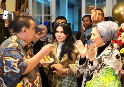 Heboh! Dewi Perssik, Anwar Fuady hingga Tito Karnavian Ramaikan Ultah Toni Tatung ke-67