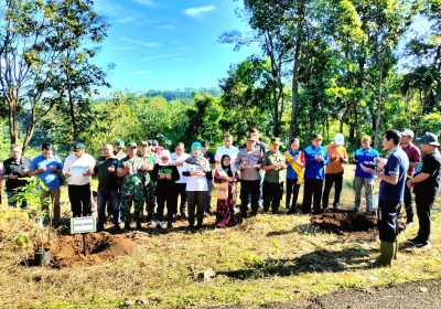 Wujudkan Kelestarian Lingkungan, Polisi Bersama Warga Sukseskan Program Jepara Menanam