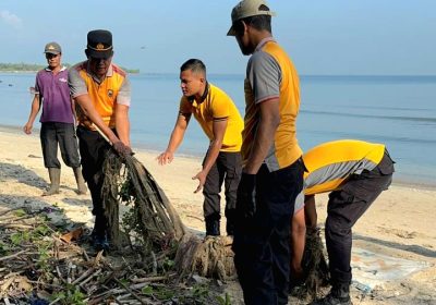 Polsek Mlonggo Bersama Elemen Masyarakat Gelar Aksi Bersih Pantai di Mororejo
