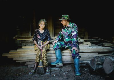 Kehangatan Babinsa di Rumah Mbah Sumarni, Kemanusiaan TMMD 128