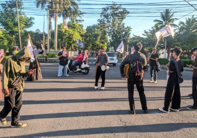 Forum Mahasiswa Nasional Ranting Hamzanwadi Gelar Aksi Unjukrasa Menyuarakan Nasib Buruh