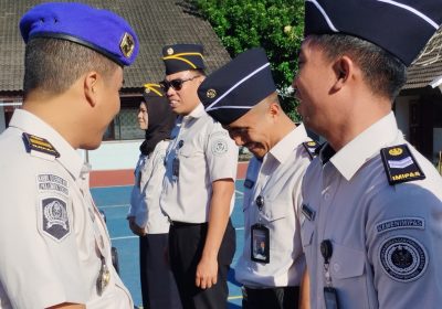 Satops Patnal LPKA Loteng Periksa Atribut dan HP Pegawai