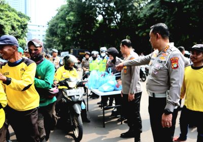 Peduli Ojol, Polda Metro Bagikan Ratusan Paket Sembako