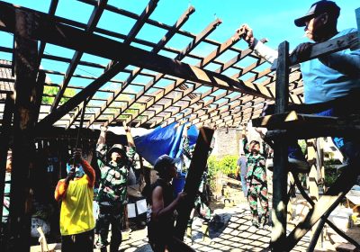 Gotong Royong Naikkan Empyak Rumah Ibu Sarmini Capai 85 Persen