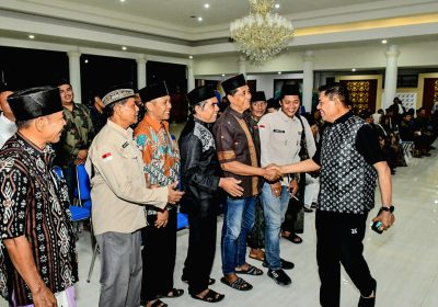 Bupati Lotim Pasang Badan Ditengah Defisit Anggaran Rp405 Miliar Demi Kesejahteraan Kepala Lingkungan