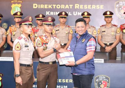 Penguatan Literasi Wadirreskrimum PMJ Serahkan Referensi Hukum Terbaru