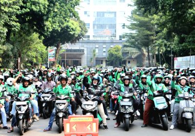 Jumat Peduli PMJ Ratusan Paket Sembako Dibagikan untuk Pengemudi Ojol