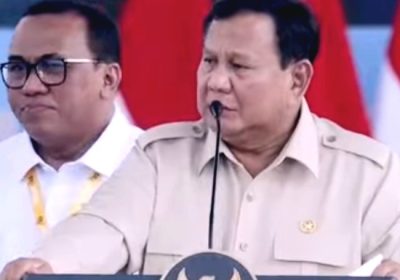 Presiden Prabowo Membakar Semangat Buruh di Monas, Melempar Bajunya ke Buruh