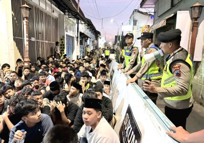 Kapolres Kudus Pantau Pembagian Nasi Jangkrik, Ribuan Warga Padati Kawasan Menara