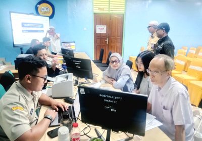Kasudin Pendidikan ll Jaksel  Sarwoko Monitoring  Posko Pelaksanaan SPMB