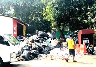 Sampah Bau Busuk Menggunung di Polda Metro Jaya Dikeluhkan Pengunjung