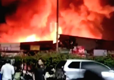 Permukiman Padat di Kemayoran Jakarta Terbakar Petugas Damkar Sulit Padamkan Api