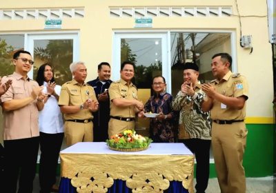 Gubernur DKI Didampingi Wali Kota Jaksel Meresmikan Program Bedah Rumah